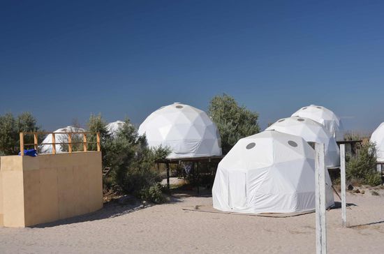 Übernachtungsmöglichkeit für die Wohlhabenderen... 300 $ die Nacht, direkt auf dem Gelände. Dort waren so viele Bonzenwägen aus Russland und der Ukraine, sowas hab ich hier auf noch keinem Festival gesehen. Wir haben sogar beobachtet wie Hubschrauber die Leute gebracht haben....