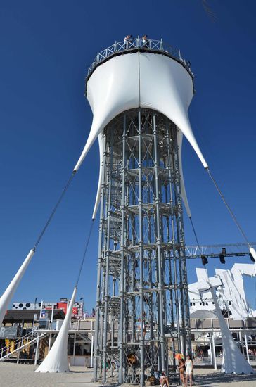 Auf diesem Turm kann man nach Kazantiprecht getraut werden... Die Leute machen sich die verrücktesten Verkleidungen dafür