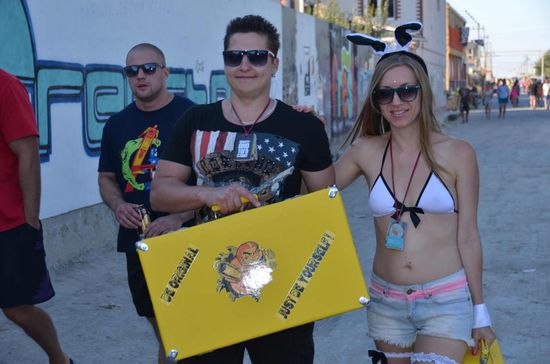 Der ominöse gelbe Koffer. Da das Viza (die Karte fürs Festival) für einen normalsterblichen Ukrainer fast unbezahlbar ist, gibt es mehrere Möglichkeiten umsonst (gratis) reinzukommen. Man ist bei den ersten 2000 Anmeldungen im Internet dabei, verpflichtet sich aber den Koffer die ganze Zeit mit sich zu tragen, oder man ist ein Girl und sieht verdammt gut aus und wird wie ca 100 andere Mädels gecastet, und muss halt a bissle tanzen und Show machen.