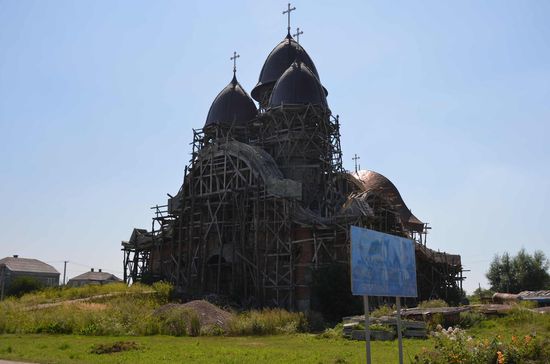 In jedem noch so kleinen Dorf steht ne wunderschöne Kirche, diese grad mit Holz eingerüstet zur Renovierung!