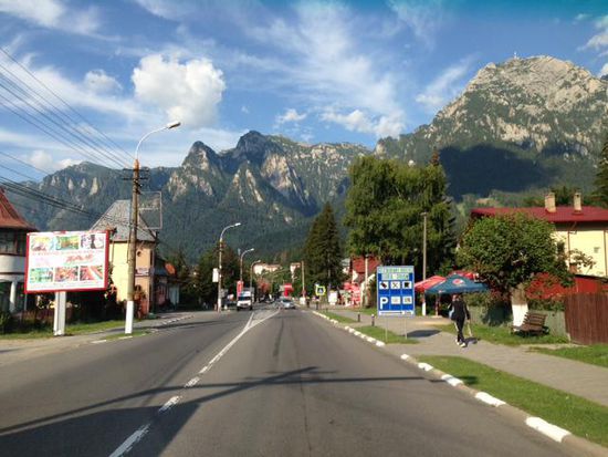 Rumänien ist ein wunderschönes Land und unglaublich sauber! Saftig,grüne Wiesen und viel Gebirge. Hier sieht man die Karpaten im Hintergrund! Wir waren beider überrascht wie sauber dieses Land ist. Die Menschen sind sehr hilfsbereit!