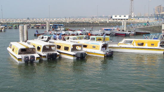 Iran - Bandar Abbas - Speedboote die nach Qeshm und Hormoz fahren
