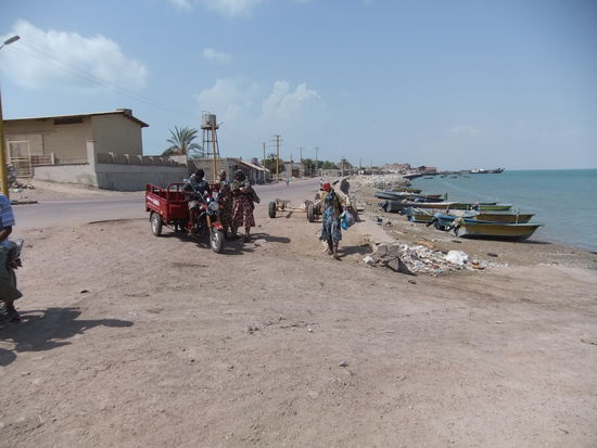 Iran - Insel Hormoz im Golf von Hormoz - Dorfleben am Strand