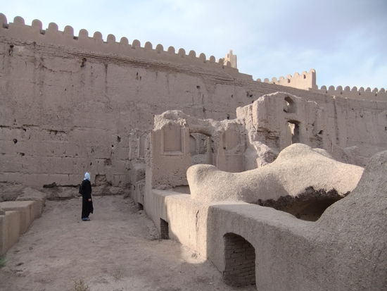 Iran - Rayen - Stadmauer der 1000 Jahre alten Zitadelle Arg-e Rayen