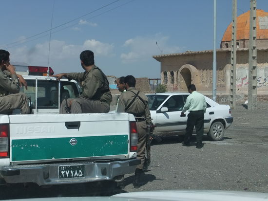 Iran - Bam - Unser Begleitschutz zwischen Bam und Mahan