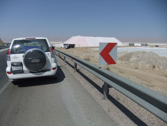 Iran - Salzgewinnung an der Straße nach Shiraz