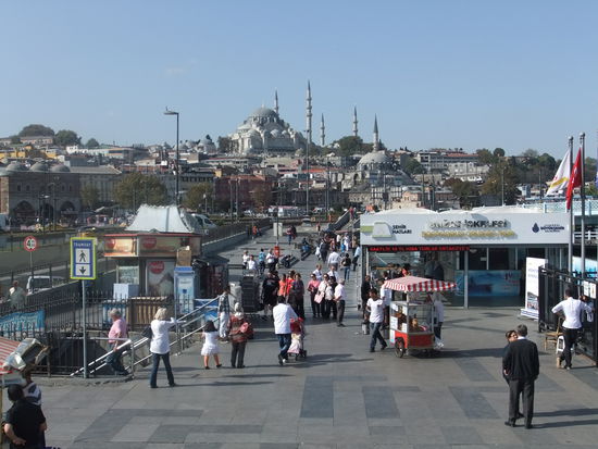 Türkei - Istanbul - Blick auf den Eingang in den Großen Bazar und Suleiman Moschee