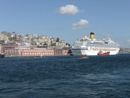 Türkei - Istanbul - Kreuzfahrtschiff im Goldenen Horn vor Galata