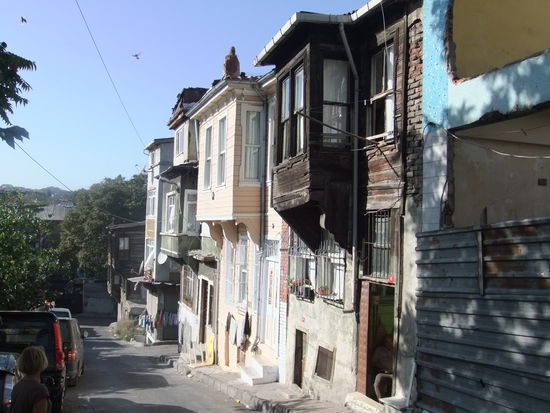 Türkei - Istanbul - Holzhäuser mit Erkern am Goldenen Horn