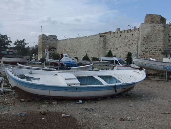 Türkei - Sinop - Fischerboote und Stadtmauer