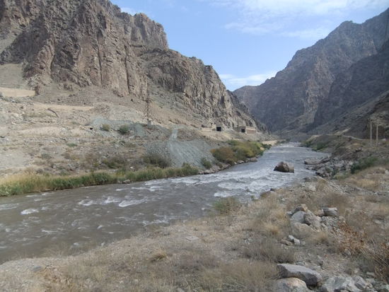 Iran - Zwischen Jolfa und Norduz  - Aras Grenzfluß zwischen Iran (rechts) und Azerbaijan (links, stillgelegte und zerstörte Eisenbahnstrecke)