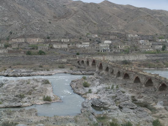 Iran - Zwischen Norduz und Kaleybar - Zerstörte Brücke über den Aras Grenzfluß zwischen Iran (unten) und Niemandsland (oben, zerstörte Ortschaft)