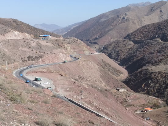 Iran- Zwischen Sari und Firuzkuh - Straße (links) und Eisenbahnstrecke (rechts)