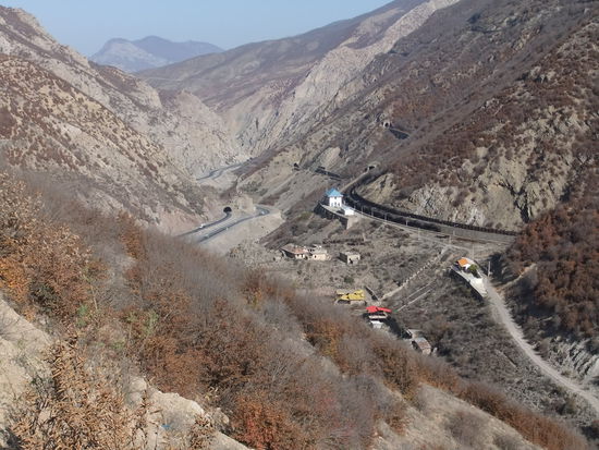 Iran- Zwischen Sari und Firuzkuh - Straße (links) und Eisenbahnstrecke (rechts)