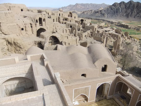 Iran - Kharanaq - Restaurierte Karawanserei im Vordergrund