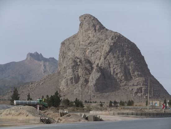 Iran - Zwischen Yazd und Pasargadae - Felsen der wie ein Adler aussieht