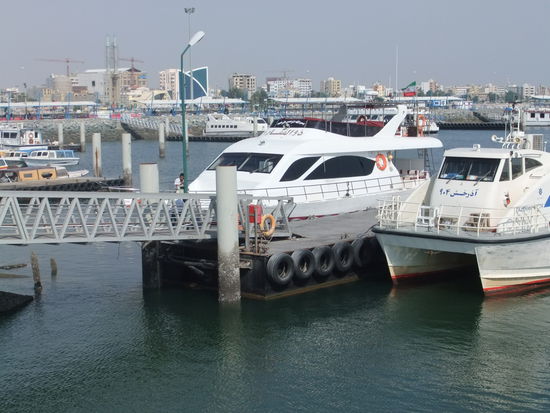 Iran - Bandar Abbas - Neue Schiffsanleger und neue Schiffe die nach den Qeshm und Hormoz Inseln fahren