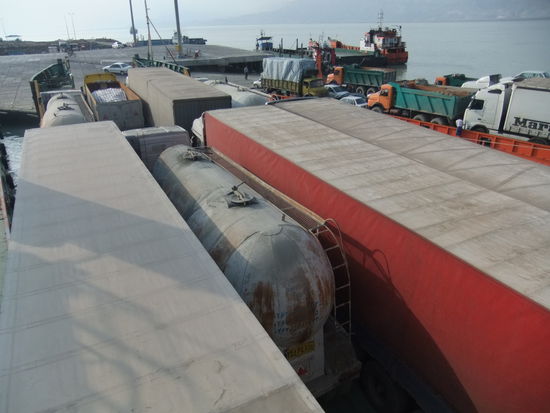 Iran - Auf dem Fährschiff zwischen dem Hafen Bandar-e Pol und der Insel Qeshm