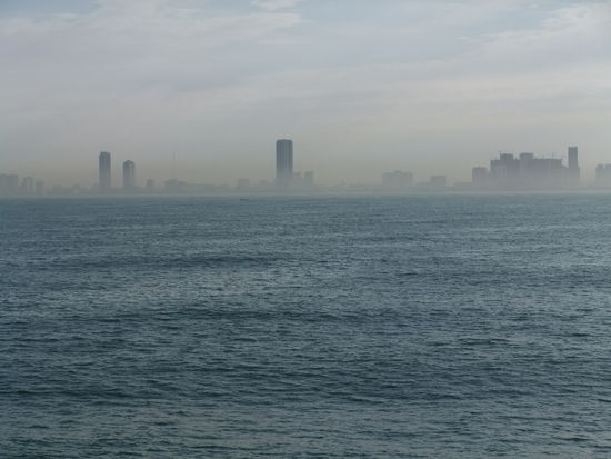 Iran - Zwischen Bandar Abbas und Sharjah - Skyline von Sharjah