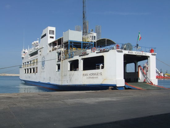 VAE - Sharjah - Fährschiff zwischen  Bandar Abbas und Sharjah