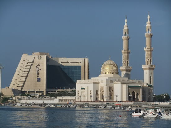 VAE - Sharjah - Hotel und Moschee am Dhow Hafen