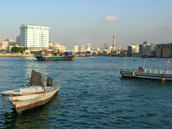 VAE - Dubai - Greek -  Zwischen Deira (links) und Burj Dubai (rechts)