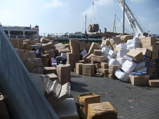 VAE - Dubai - Greek - Beladen von Dhows