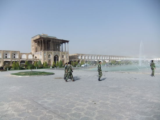 Iran - Isfahan - Imam Square mit Ali Qapu Palast