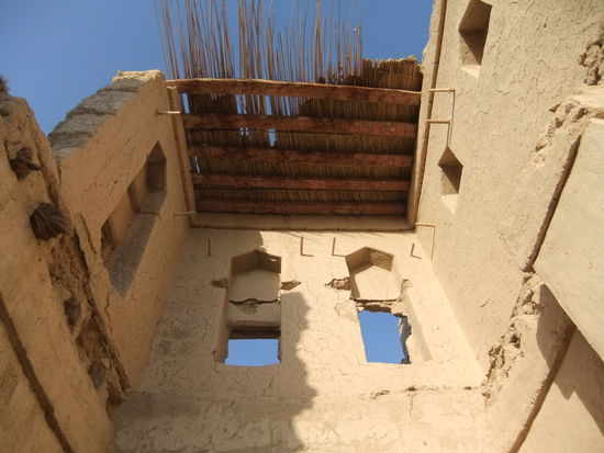 Oman - Ibri - Festungsanlage - Innenansicht - Begonnene Renovierungsarbeiten