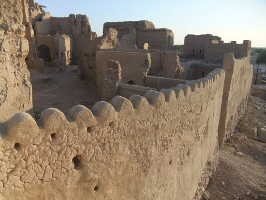 Oman - Ibri - Festungsanlage - Innenansicht und Festungsmauer