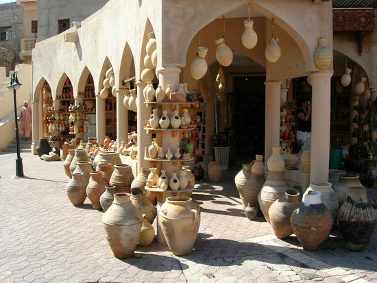 Oman - Nizwa - Souk - Tongefäße aus Bahla