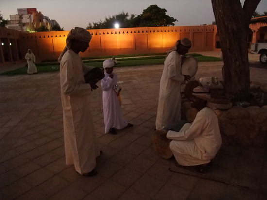 VAE - Al Ain - Al Ain Palast Museum - Musizierende Einheimische