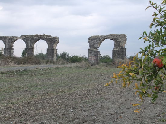 Türkei - Dörtyol - Issos-Wasserleitung in der Nähe des Schlachtfeldes