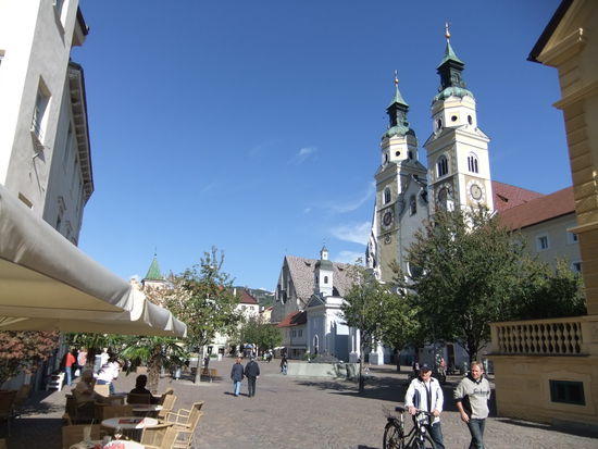 Italien - Brixen - Domplatz mit barocker Domfassade
