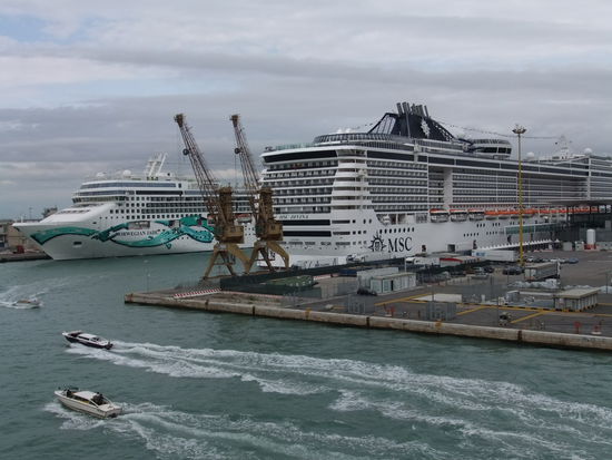 Italien - Venedig - Hafen - Kreuzfahrtsschiffe