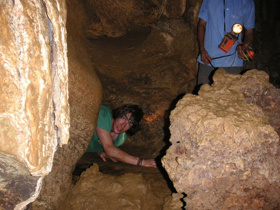 Geburt fast fertig - es ist ein Wiesel geworden.
(Im Hintergrund uebrigens die High End Taschenlampen...)