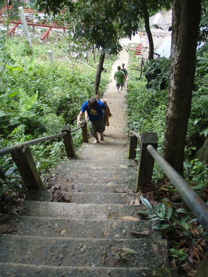 Hier die ersten 123 Stufen....
Der Max laeuft im Windschatten vom Wiesel (Muahahahahaha)