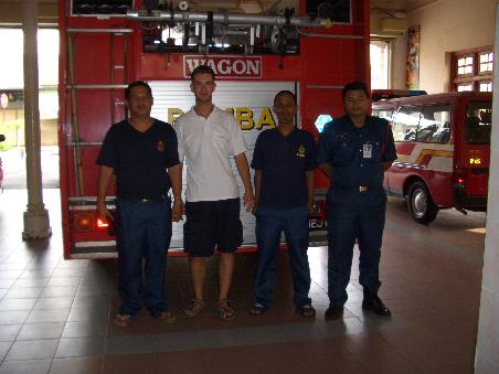 feuerwehr penang.sehr nette leute.bin dort 2 meiner t-shirts losgeworden.habe aber auch 2 dafuer bekommen