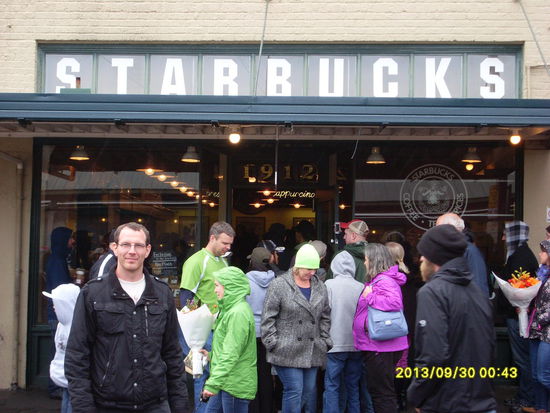 Hermes vorm ersten Starbucks weltweit