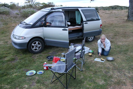 Franzi vor unserem Auto 