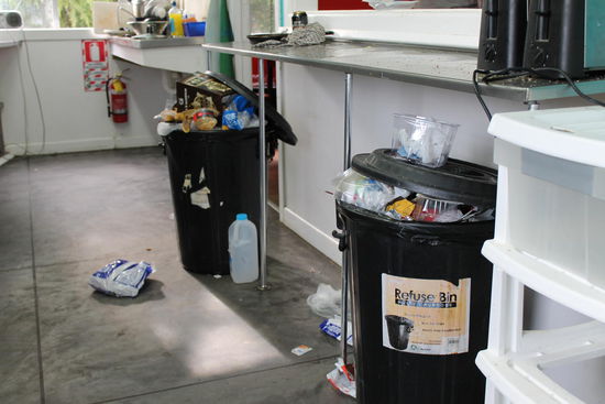 Zustand im Arbeiterhostel = Katastrophe