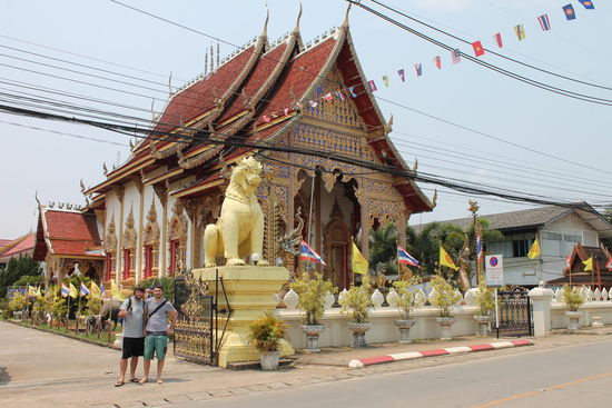 Vor einer der zahlreichen Tempelanlagen...