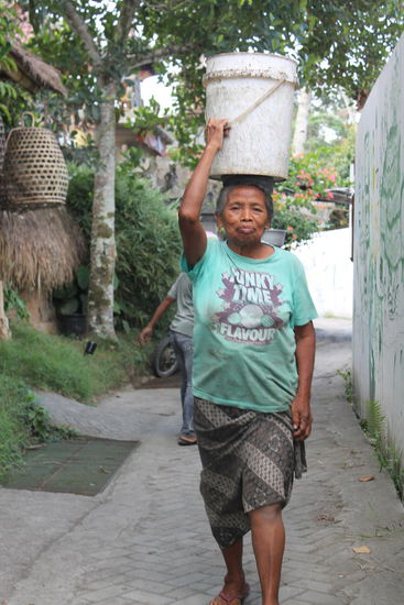 Balinesin bei der Arbeit 