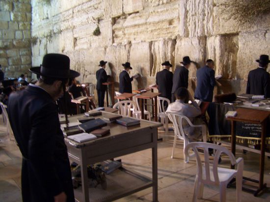 Betende, orthodoxe Juden an der Klagemauer