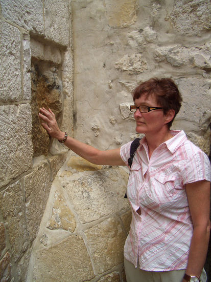 an diesem Stein hat sich Jesus abgestützt