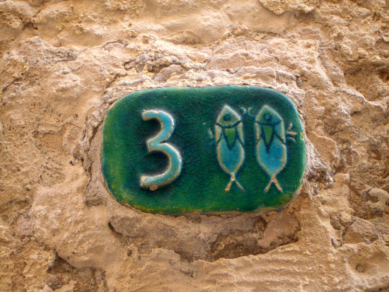 Hausnummer mit griechischen Tierkreiszeichen