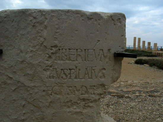 Der eingemeißelte Beweis, dass Pontius Pilatus seinen Amtssitz zuerst in Cäsarea hatte