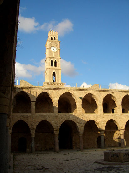 Von den Kreuzfahrern errichtete Kirche
(oberhalb der Turmuhr wurden nachträglich zwei Halbmonde eingemeißelt)