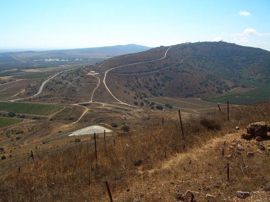 Blick auf eine israelische Stellung Richtung Syrien mit dem UNO-Hauptquartier im Hintergrund