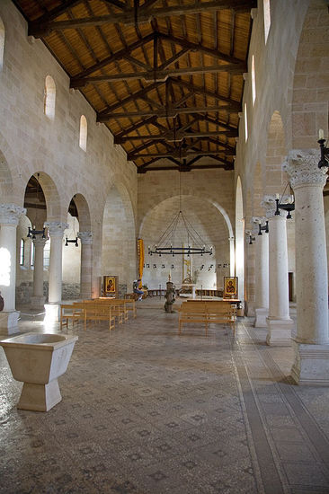 Altarraum in der Brotvermehrungskirche